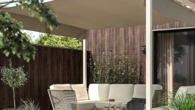 Une pergola sur une terrasse.