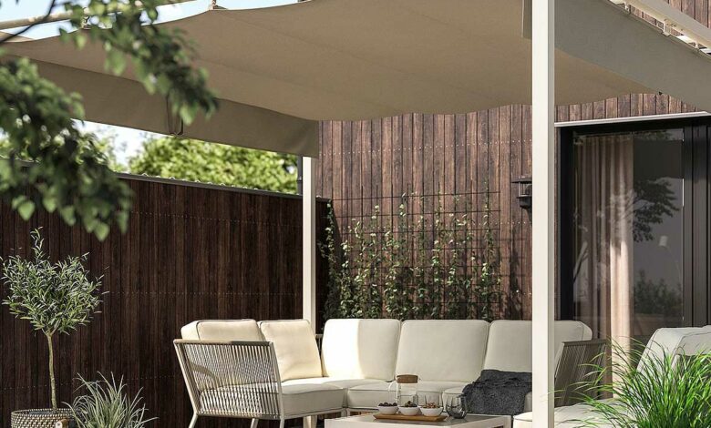 Une pergola sur une terrasse.