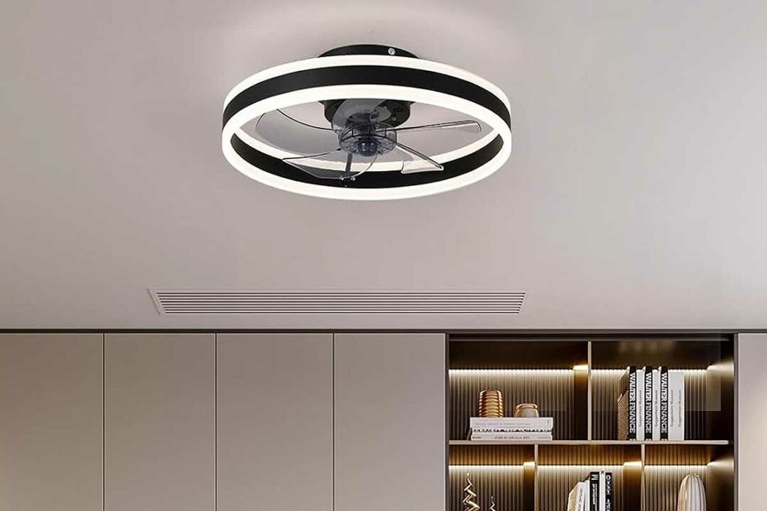 Un ventilateur installé au plafond.