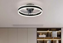 Un ventilateur installé au plafond.