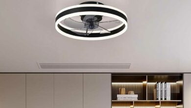 Un ventilateur installé au plafond.