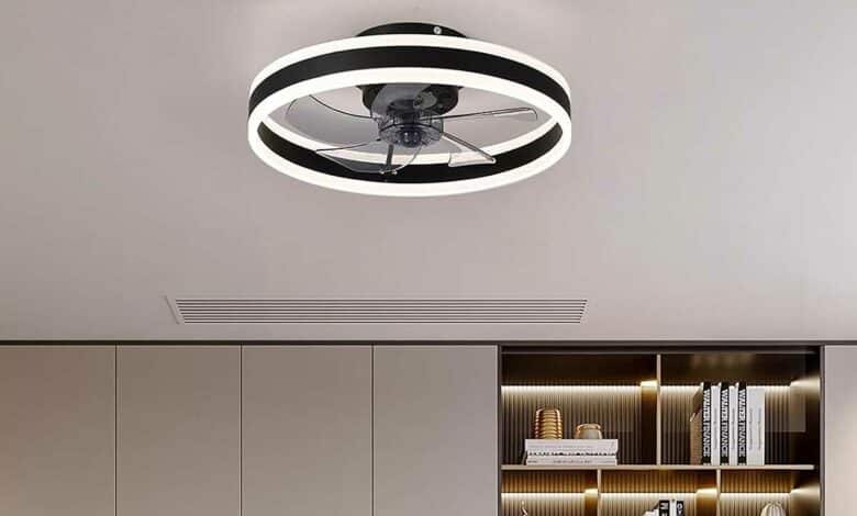 Un ventilateur installé au plafond.