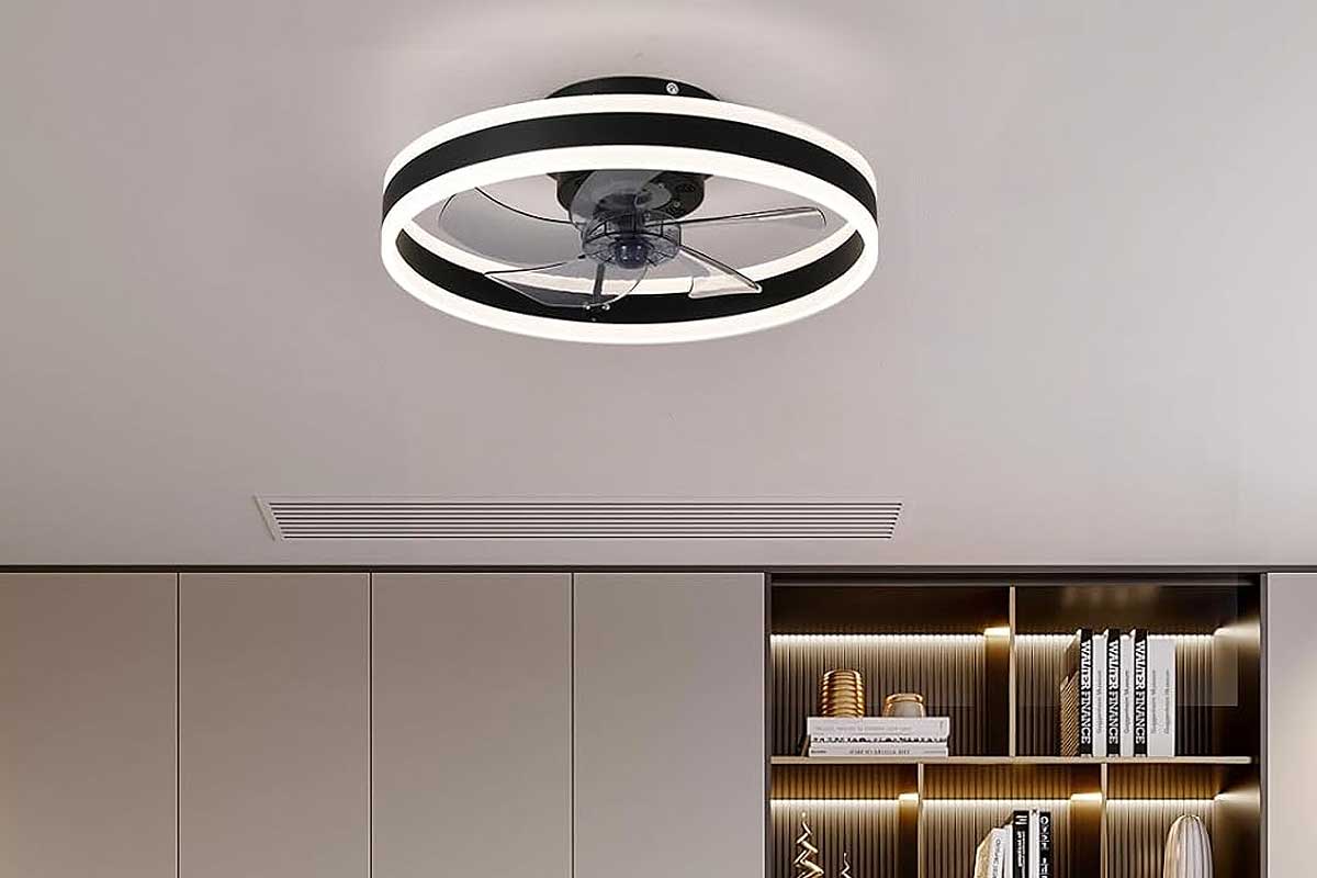 Un ventilateur installé au plafond.