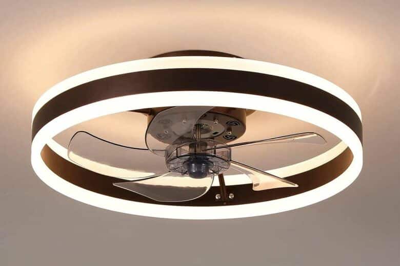 Gros plan sur un ventilateur de plafond.