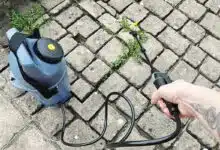 Une personne utilise un pulvérisateur pour désherber.