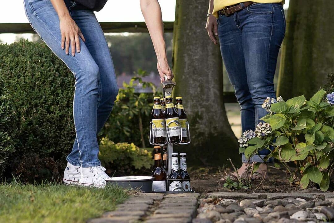 Une femme sort un Biersafe.