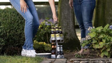Une femme sort un Biersafe.
