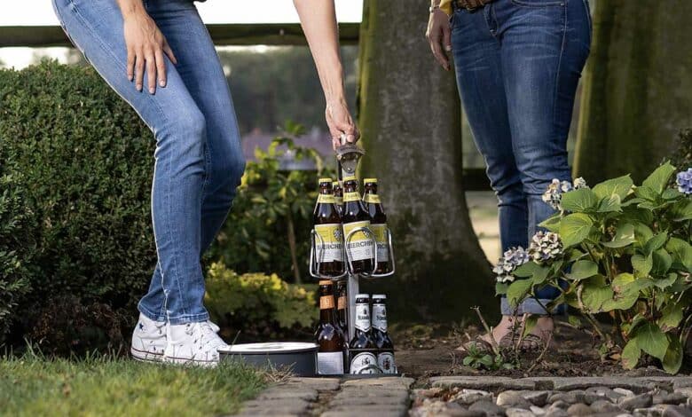 Une femme sort un Biersafe.
