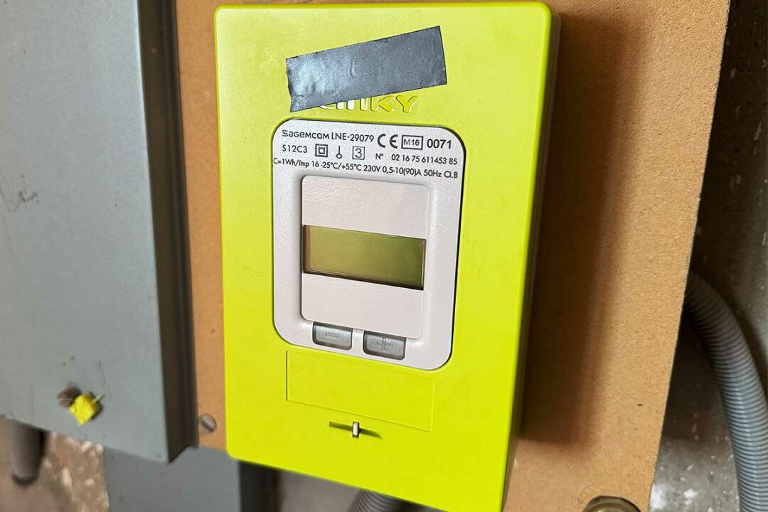 Un compteur Linky avec un morceau de scotch.