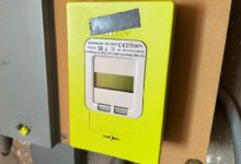 Un compteur Linky avec un morceau de scotch.