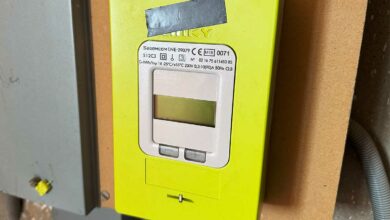 Un compteur Linky avec un morceau de scotch.