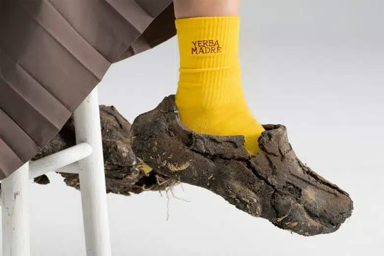 Des sneakers conçues en terre pour se désagréger très rapidement et nourrir le sol.