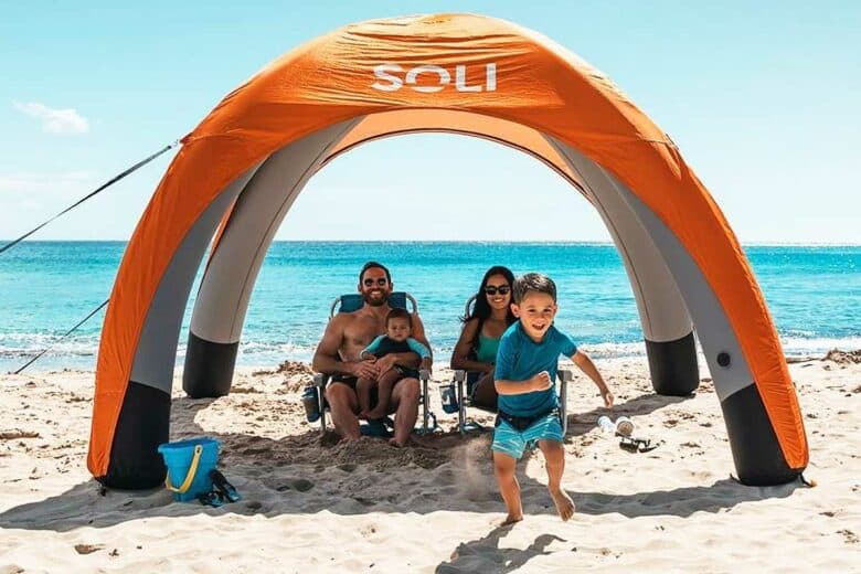 Profitez d'un abri gonflable pour protéger votre famille du soleil lors de vos sorties.