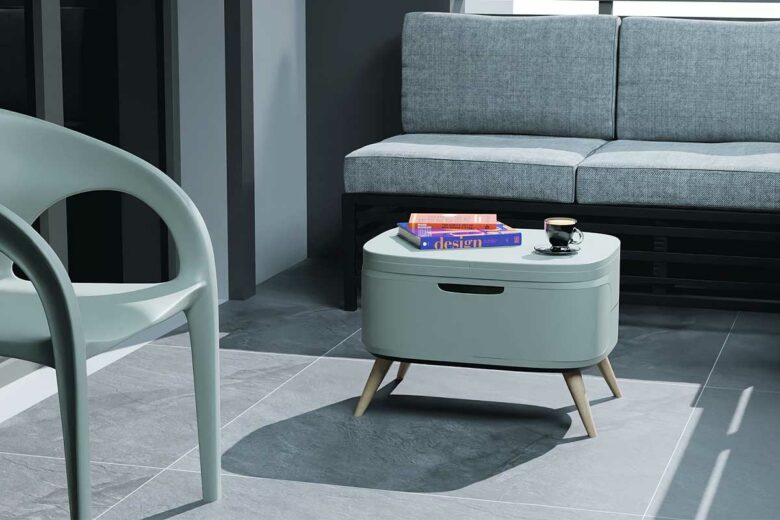 Une table basse qui est un barbecue.