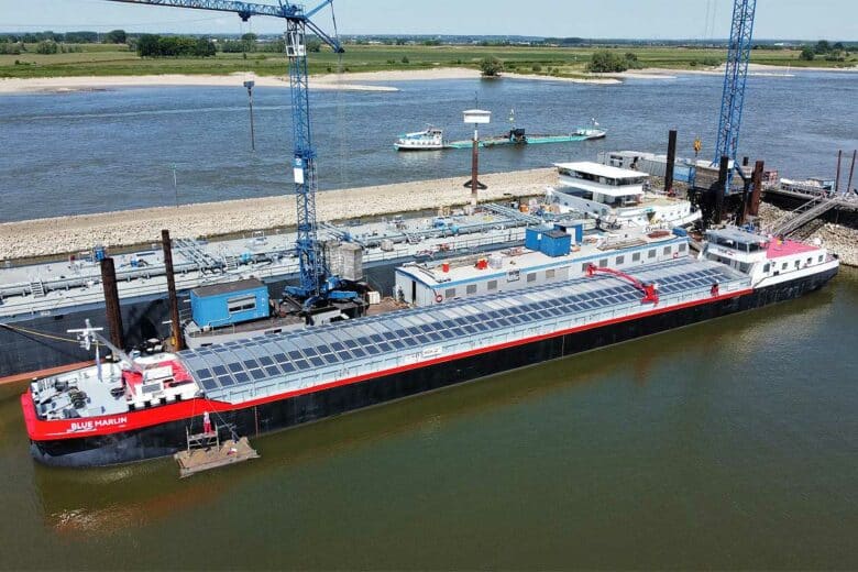 Un bateau doté de panneaux solaires.