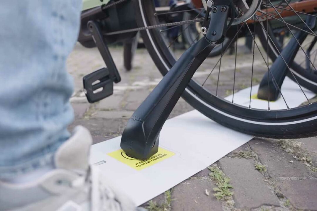 Une béquille pour recharger un vélo électrique.