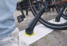 Une béquille pour recharger un vélo électrique.