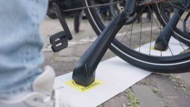 Une béquille pour recharger un vélo électrique.