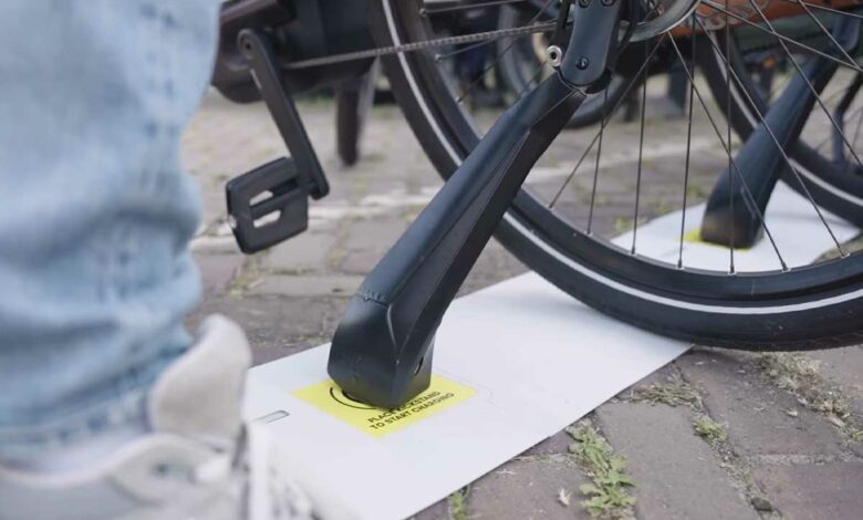 Une béquille pour recharger un vélo électrique.