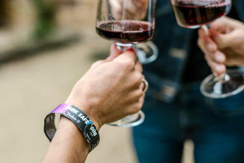 Une personne porte un bracelet Docteurb.