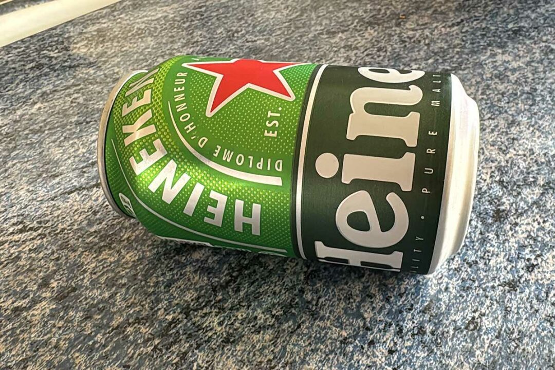 Une canette de bière.