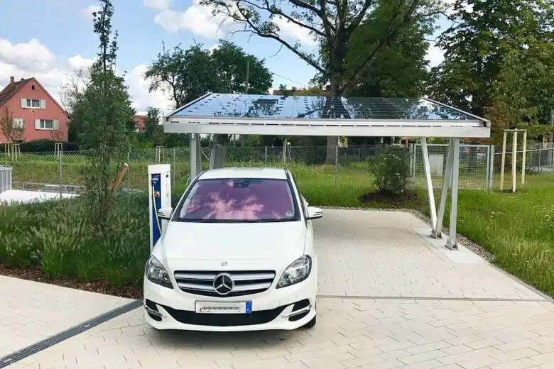 Un carport solaire et une voiture.