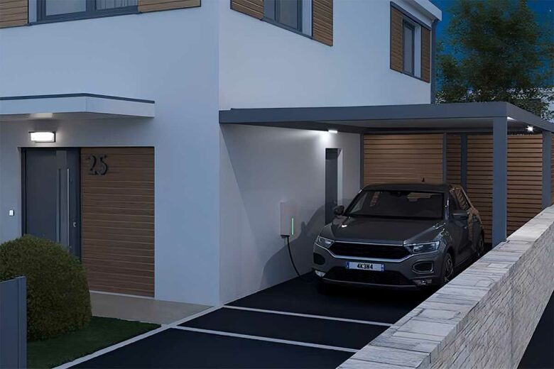 Un carport avec une wallbox et un éclairage LED.