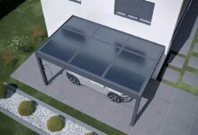 Un carport avec des panneaux solaires.