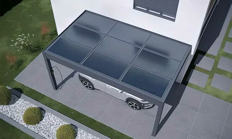Un carport avec des panneaux solaires.