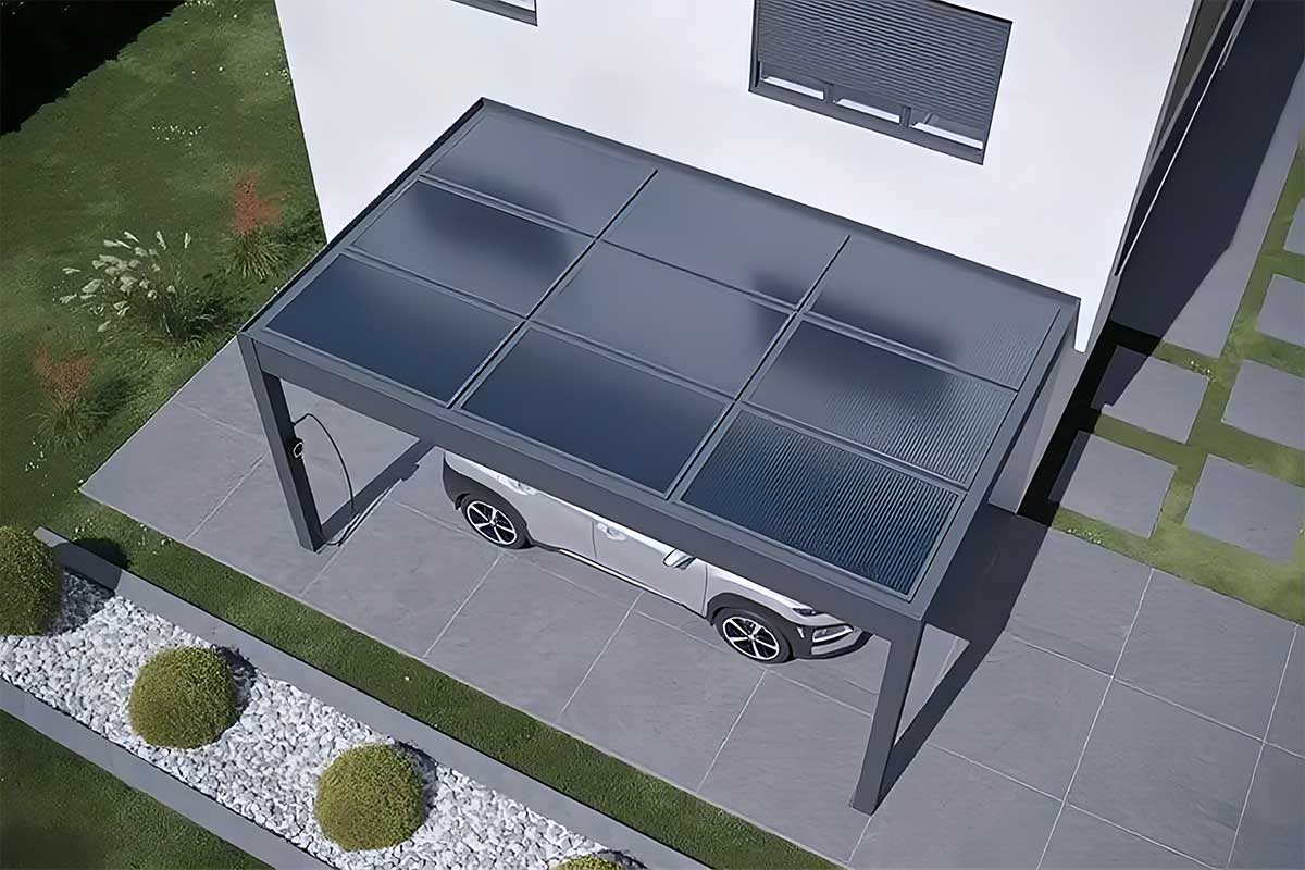 Un carport avec des panneaux solaires.