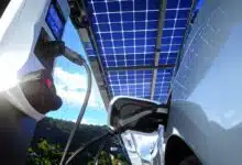 Une voiture électrique recharge.