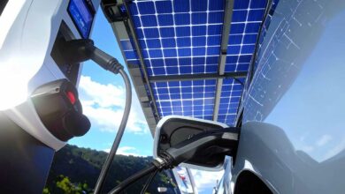 Une voiture électrique recharge.