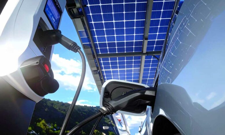 Une voiture électrique recharge.