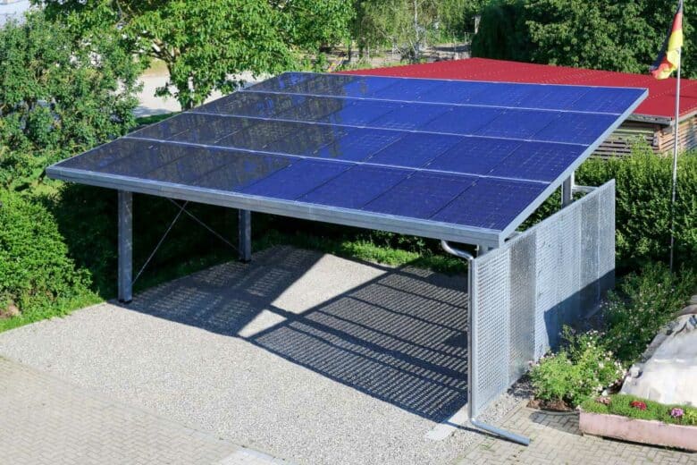 Un grand carport solaire.