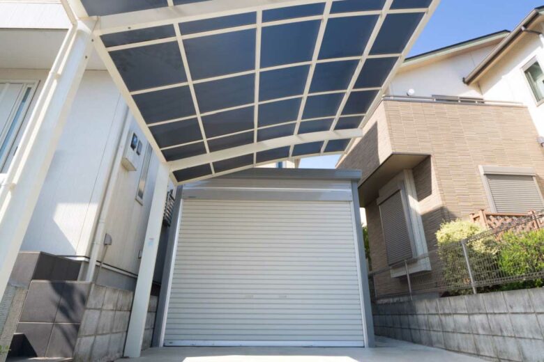 Un carport solaire devant le garage.