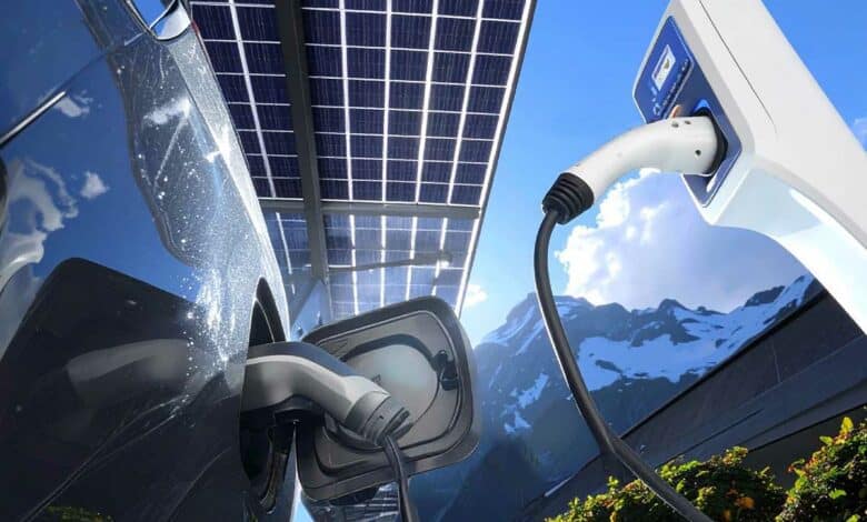 Une voiture électrique recharge sous un carport solaire.