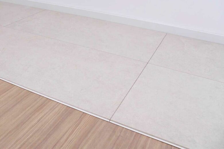 Des carreaux de céramique clipsables qui s'installent facilement.