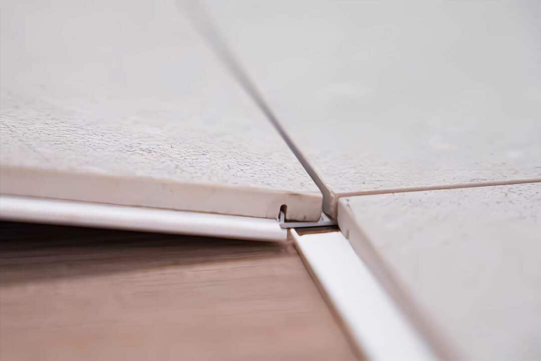 Des carreaux en céramique qui se clipsent pour une installation facile. Crédit photo : Pamesa (capture d'écran vidéo)
