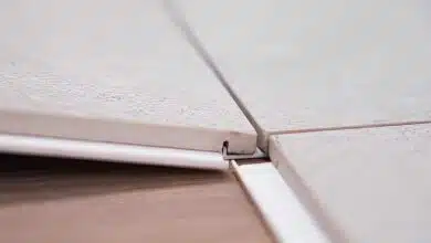 Des carreaux en céramique qui se clipsent pour une installation facile. Crédit photo : Pamesa (capture d'écran vidéo)