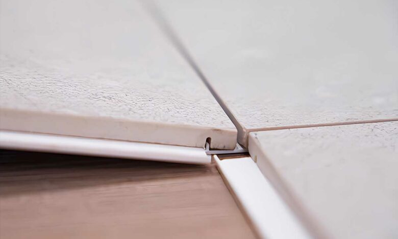 Des carreaux en céramique qui se clipsent pour une installation facile. Crédit photo : Pamesa (capture d'écran vidéo)