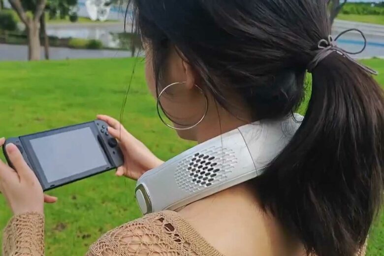 Un ventilateur de cou sur une femme.