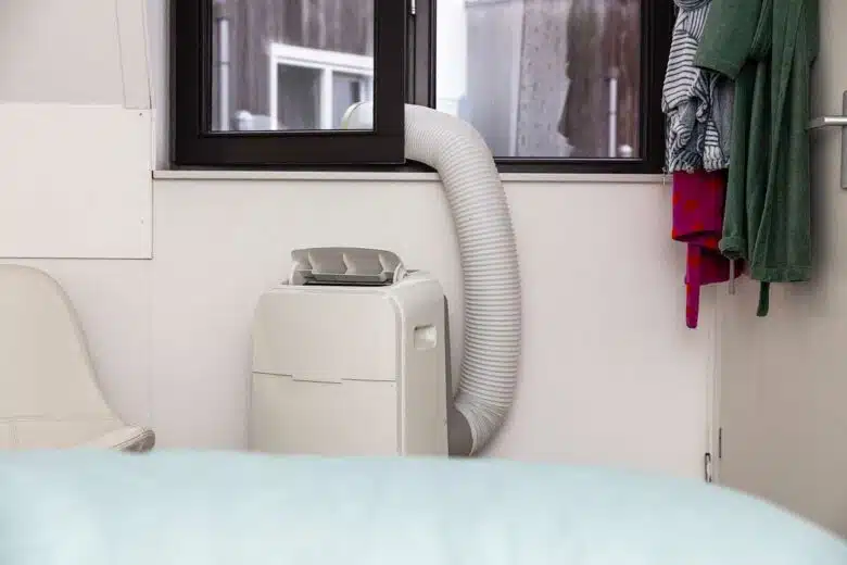 Un climatiseur mobile à la fenêtre.