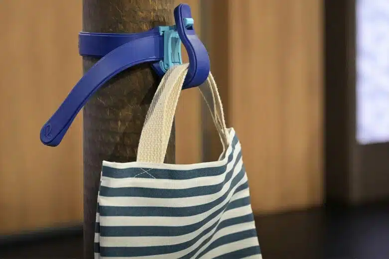 Un crochet sur un poteau pour son sac.