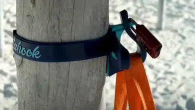 Un crochet de plage sur un poteau.