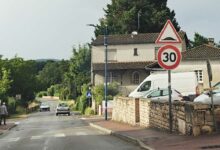 Un ralentisseur (dos d'âne) en Saône-et-Loire.