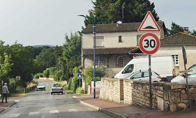 Un ralentisseur (dos d'âne) en Saône-et-Loire.