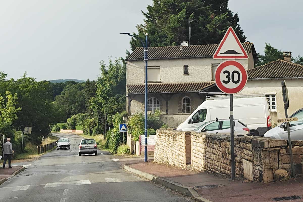 Un ralentisseur (dos d'âne) en Saône-et-Loire.