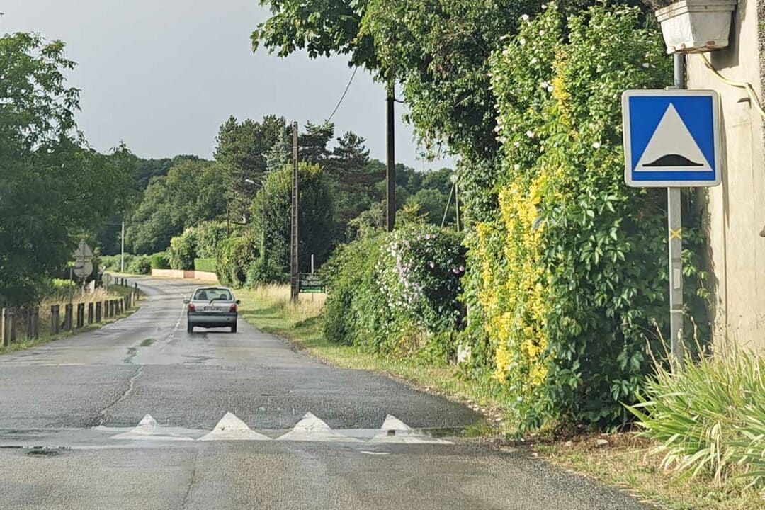Un ralentisseur (dos d'âne) en Saône-et-Loire.