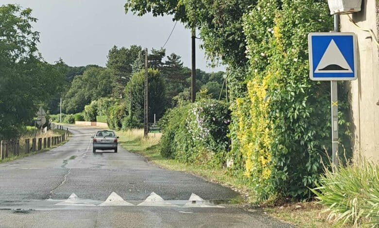 Un ralentisseur (dos d'âne) en Saône-et-Loire.