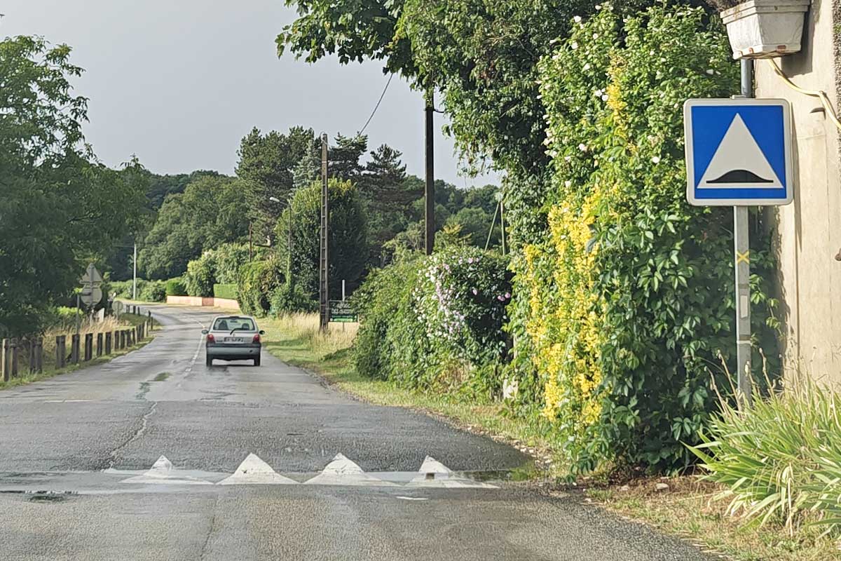 Un ralentisseur (dos d'âne) en Saône-et-Loire.